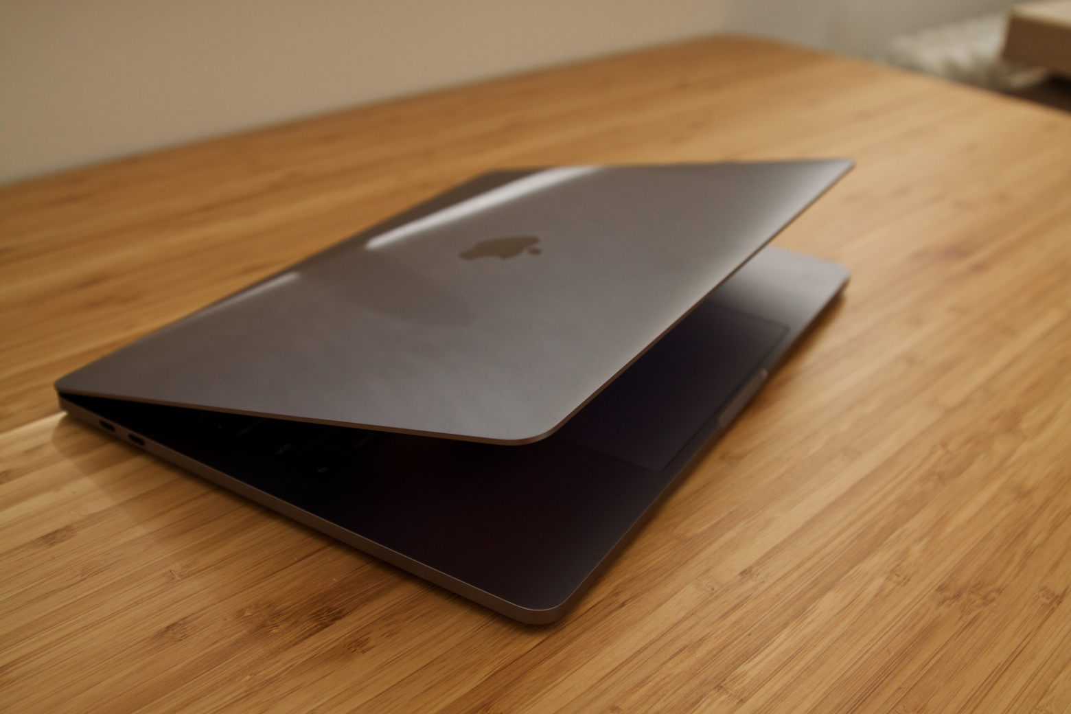MacBook als mobile Litfaßsäule: Entwickler nimmt Tausende Euro mit Sticker-Auktion ein